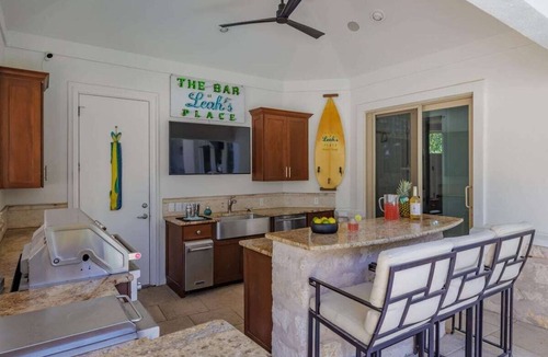 Treemont House | 🌴 Luxe Austin Escape with Pool + Gym | Outdoor Kitchen | Victoria ☀️