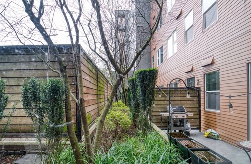 Old Ballard Apartment | Luxe Ballard 1BR w/ BBQ, Yoga & Gym, near Golden Gardens, by Blueground