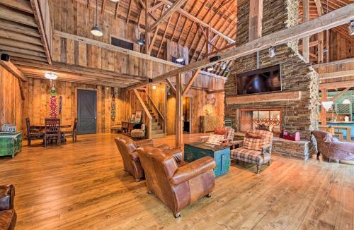 Zenda House | Luxe Barndominium w/Home Gym, Theater, & More!