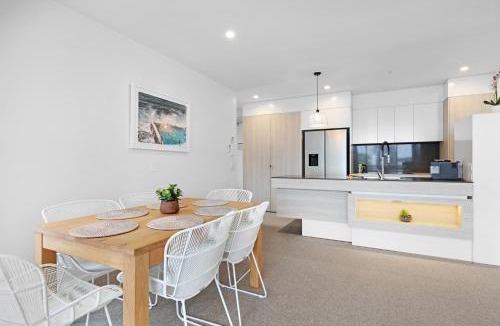 Burleigh Heads Apartment | Luxe Beachfront 2-Bed With Gym Pool & Views