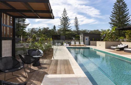 Burleigh Heads Apartment | Luxe Beachfront 2-Bed With Gym Pool & Views