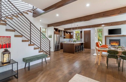 Leschi House | Luxe Beautiful Large Home - Central District