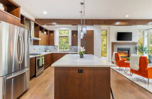 Leschi House | Luxe Beautiful Large Home - Central District