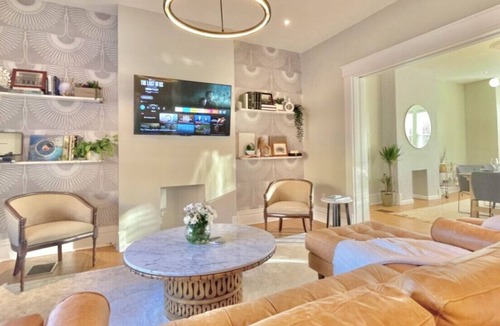 South Hills House | Luxe Beechview Manor | Sleeps 14 | Central