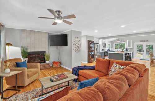 Durham House | Luxe Blue Haven 3BR + Sleeps 8 + Huge Fenced Yard