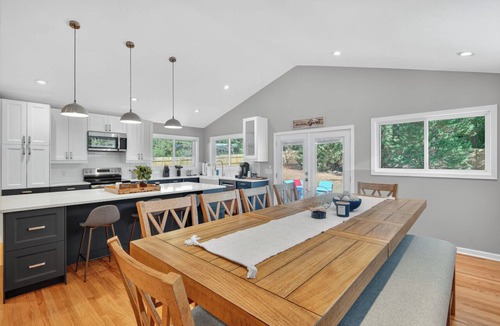Durham House | Luxe Blue Haven 3BR + Sleeps 8 + Huge Fenced Yard