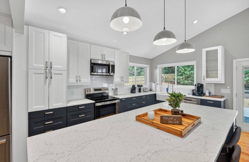 Durham House | Luxe Blue Haven 3BR + Sleeps 8 + Huge Fenced Yard