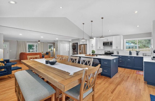 Durham House | Luxe Blue Haven 3BR + Sleeps 8 + Huge Fenced Yard
