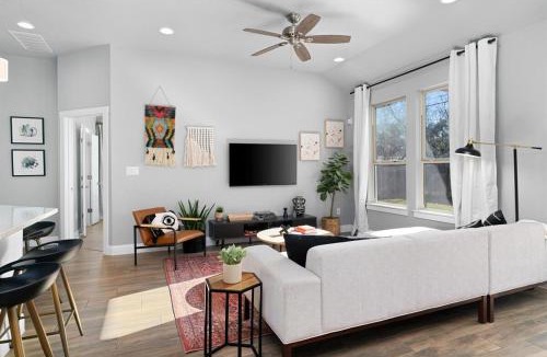 Round Rock House | LUXE Boho Chic5BR Woodbine Round Rock Kalahari