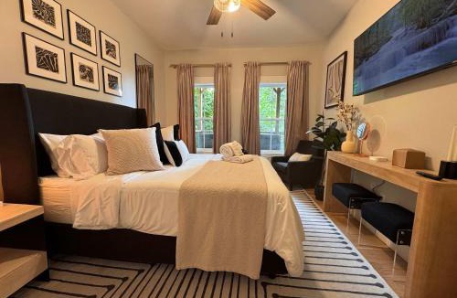 Laurel Park House | LUXE, Breathtaking Mountain Views, Hot Tub, Fire Pit, Fire Pit Table, Pool Table, 2 Living rooms, Universal EV Station