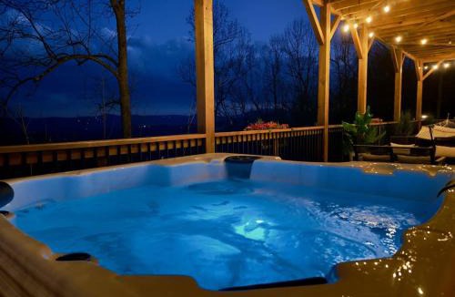 Laurel Park House | LUXE, Breathtaking Mountain Views, Hot Tub, Fire Pit, Fire Pit Table, Pool Table, 2 Living rooms, Universal EV Station