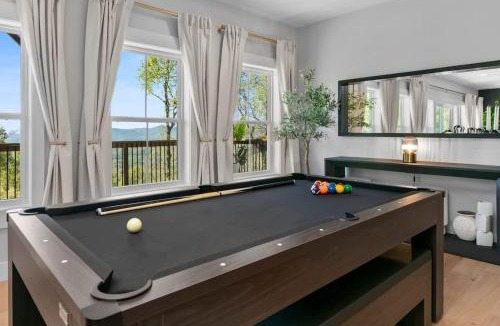 Laurel Park House | LUXE, Breathtaking Mountain Views, Hot Tub, Fire Pit, Fire Pit Table, Pool Table, 2 Living rooms, Universal EV Station