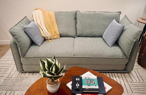 North Queen Anne Apartment | Luxe & Bright Gem - Prime Location, Roof Deck, View