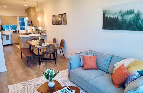 North Queen Anne Apartment | Luxe & Bright Gem - Prime Location, Roof Deck, View