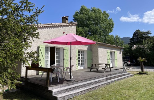 Castellane Villa | Luxe Bungalow met Veel Privacy en Grote Omheinde Tuin Nabij het Centrum