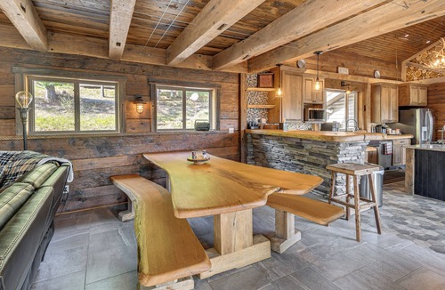 Cameron Cabin | Luxe Cabin Compound 4 Mi to Cameron State Forest!