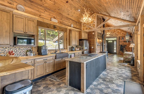 Cameron Cabin | Luxe Cabin Compound 4 Mi to Cameron State Forest!