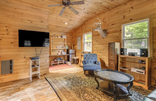 Cameron Cabin | Luxe Cabin Compound 4 Mi to Cameron State Forest!