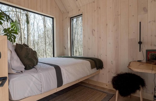 Portland Cabin | Luxe Cabin /Hot Tub / EV Charger