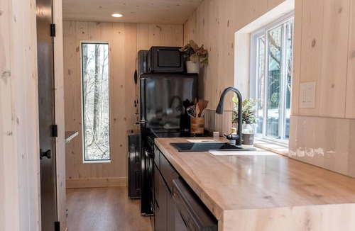 Portland Cabin | Luxe Cabin/Hot Tub/EV Charger