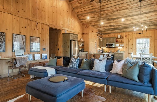 Morganton Cabin | Luxe Cabin Retreat HotTub 20 min Blue Ridge Vineyards Games Firepit Pets