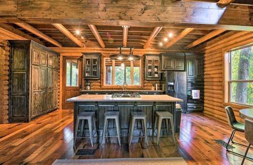 Anderson County Cabin | Luxe Cabin w/ 2 Decks; 3 Blocks to Golfing!