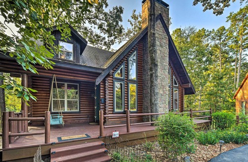 Anderson County Cabin | Luxe Cabin w/ 2 Decks; 3 Blocks to Golfing!