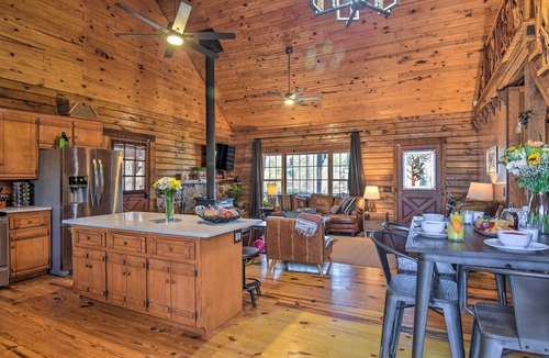 Pearcy Cabin | Luxe Cabin w/Hot Tub on 5 Acres in Pearcy!