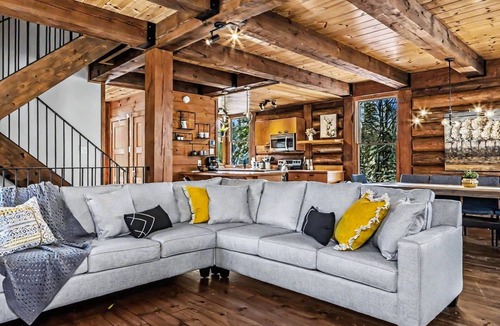 Lac Superieur Village Ski Chalet | Luxe Chalet with Hot Tub & Sauna