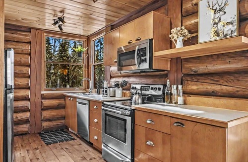 Lac Superieur Village Ski Chalet | Luxe Chalet with Hot Tub & Sauna