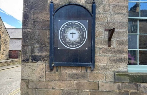 Barnard Castle Apartment | Luxe Chapel Apartment with Roll-Top Bath