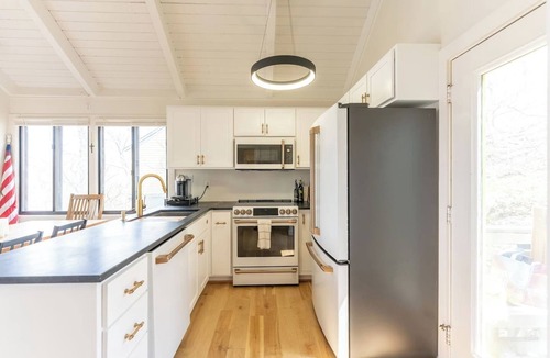Treeloft House | Luxe Cliff House Retreat: Hike, Sip, Relax