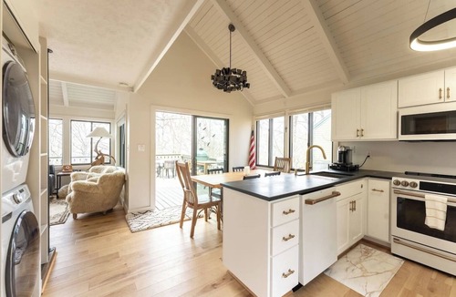 Treeloft House | Luxe Cliff House Retreat: Hike, Sip, Relax