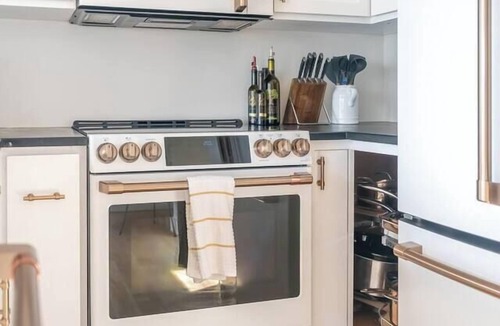 Treeloft House | Luxe Cliff House Retreat: Hike, Sip, Relax