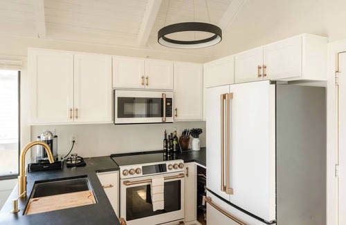 Treeloft House | Luxe Cliff House Retreat: Hike, Sip, Relax