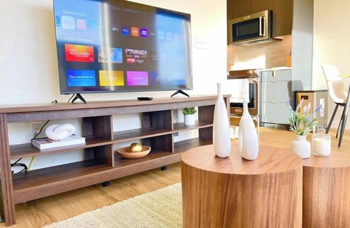 Lower Queen Anne Apartment | Luxe Condo | Rooftop, GYM, Views!