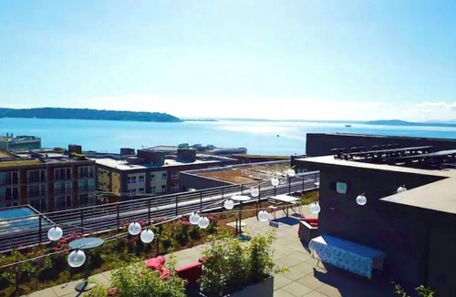 Lower Queen Anne Apartment | Luxe Condo | Rooftop, GYM, Views!