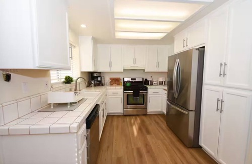 Hesperia House | Luxe Coziness, 2 Kings, Fully Fenced, Pet friendly
