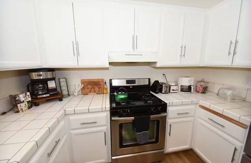 Hesperia House | Luxe Coziness, 2 Kings, Fully Fenced, Pet friendly