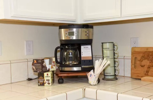 Hesperia House | Luxe Coziness, 2 Kings, Fully Fenced, Pet friendly