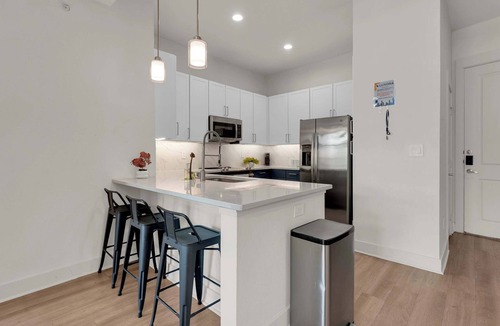 Deep Ellum Apartment | Luxe Cozy 2BR Sleeps 8 | near Reunion Tower Dallas