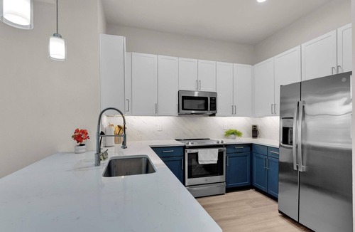Deep Ellum Apartment | Luxe Cozy 2BR Sleeps 8 | near Reunion Tower Dallas