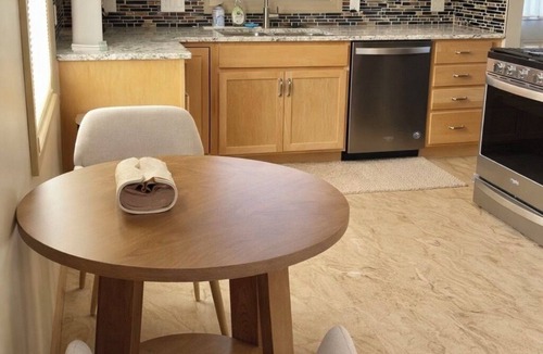 Amherst House | Luxe Cozy Retreat ~with EARLY CHECK-IN~