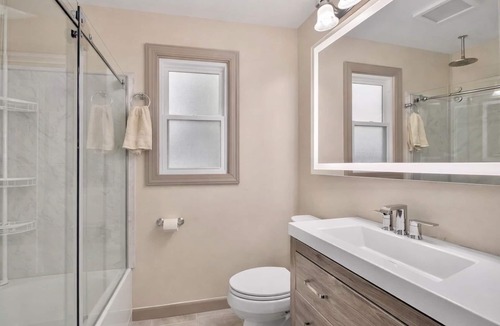 Amherst House | Luxe Cozy Retreat ~with EARLY CHECK-IN~