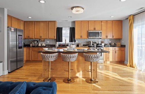 Chicago House | Luxe Duplex - Private Gym -Huge Backyard -Arcade- King Beds - Garage-EV Charger