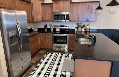 Lincoln House | Luxe+Elegance Sleeps 6 2bedrooms 2bath