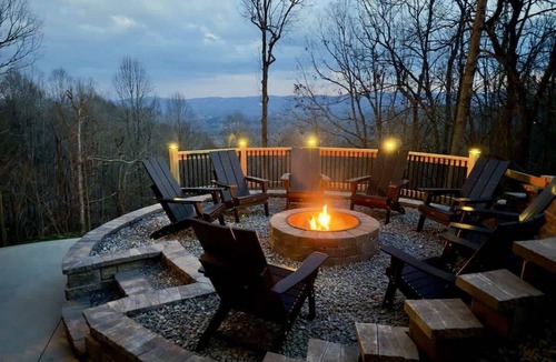 Laurel Park House | Luxe Epic Mountain Views HotTub FirePit EV Charger