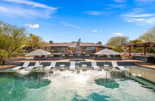 Palm Springs House | Luxe Estate 5 Min to Coachella Private Lake Pickleball Pool Spa 5BR
