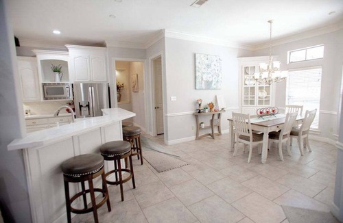 Beaumont House | Luxe Executive Home 4BR 3.5 BA w/Sparkling Pool, Outdoor Entertainment Area, Sp