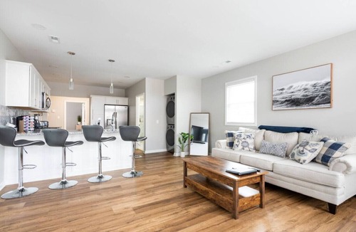 Bonnycastle Condo | Luxe Family Home/2 kitchens & Living Rooms/Balcony